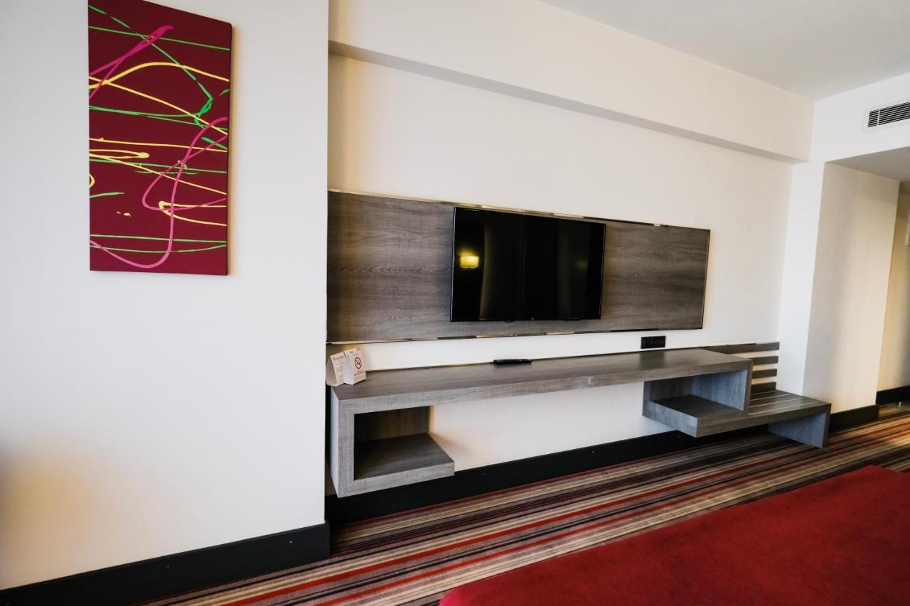 Chambre Lit Queen-Size – Accessible aux Personnes à Mobilité Réduite/Fumeurs